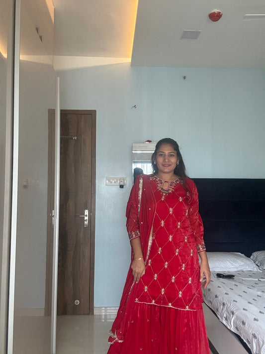 Grace in Teal – A Perfect Evening Ensemble adiance in Red – Effortless Grace for Every Occasion ✨