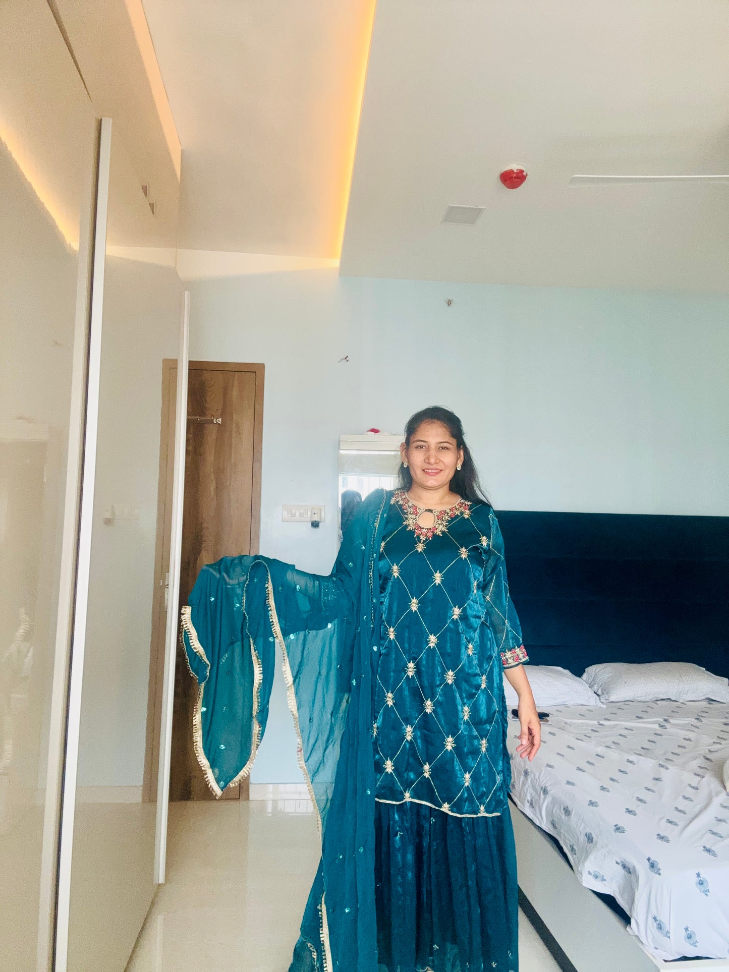 Grace in Teal ā A Perfect Evening Ensemble adiance in Red ā Effortless Grace for Every Occasion āØ