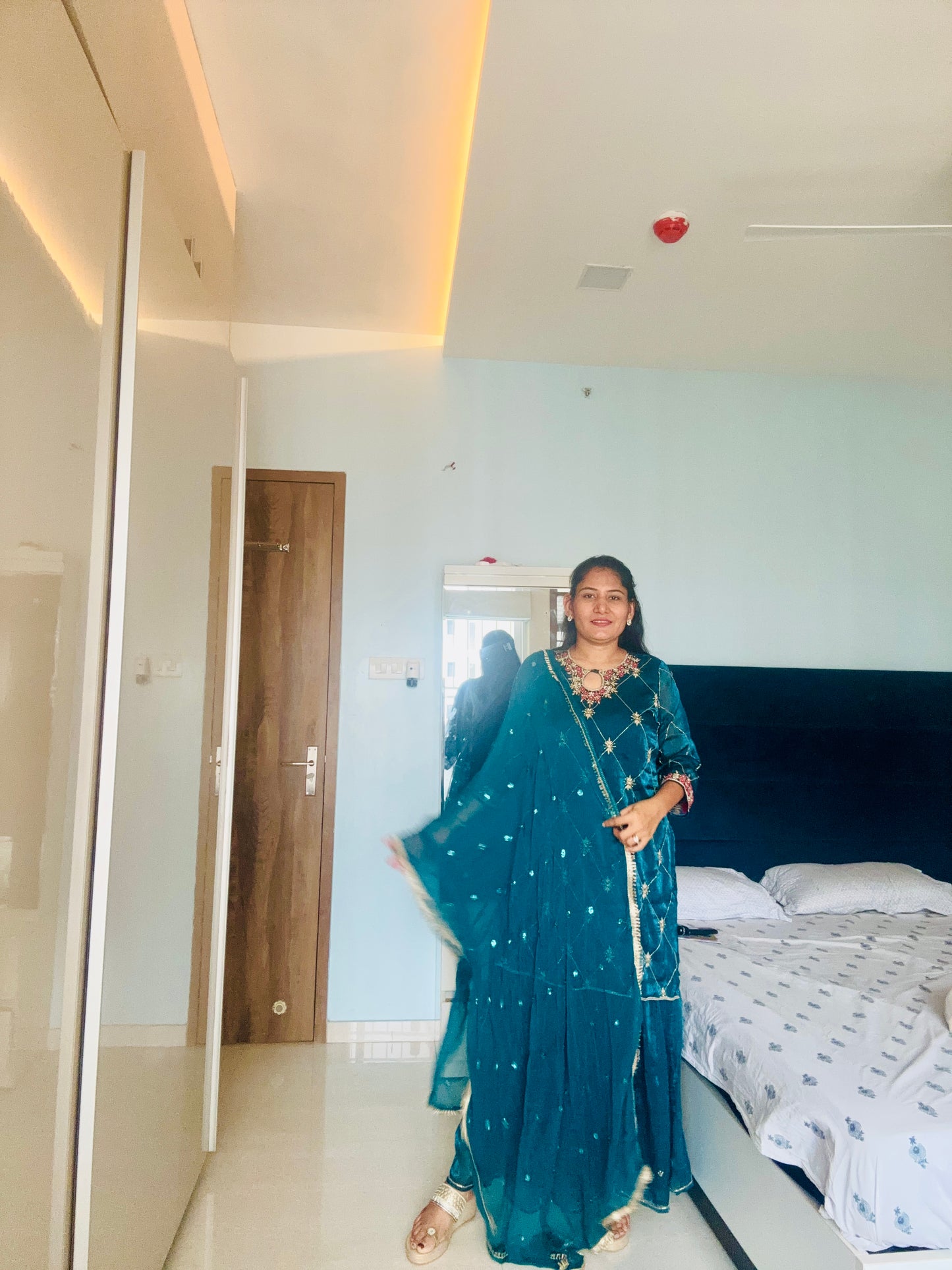 Grace in Teal ā A Perfect Evening Ensemble adiance in Red ā Effortless Grace for Every Occasion āØ