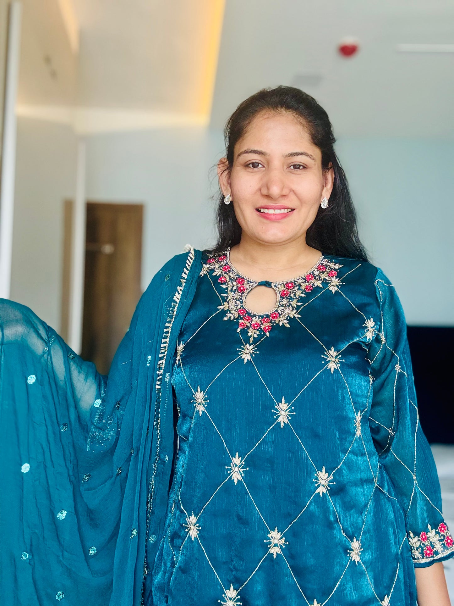 Grace in Teal ā A Perfect Evening Ensemble adiance in Red ā Effortless Grace for Every Occasion āØ