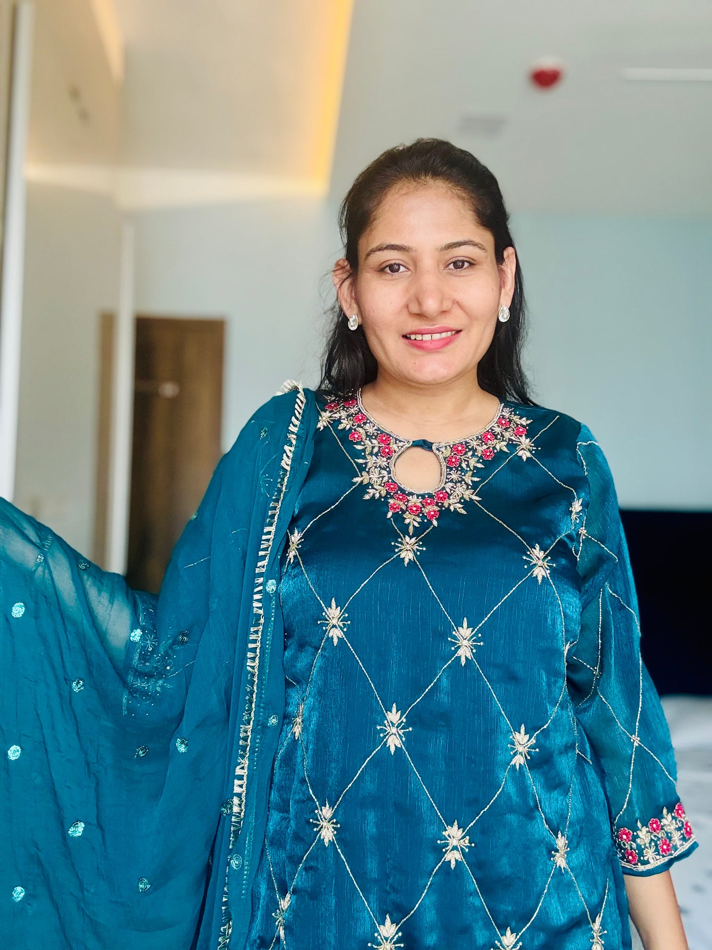 Grace in Teal ā A Perfect Evening Ensemble adiance in Red ā Effortless Grace for Every Occasion āØ